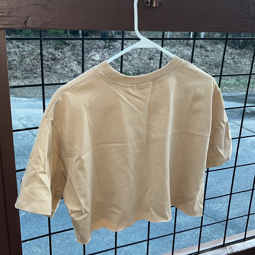 Detroit Tan crop shirt Medium NWOT - Picture 3 of 4